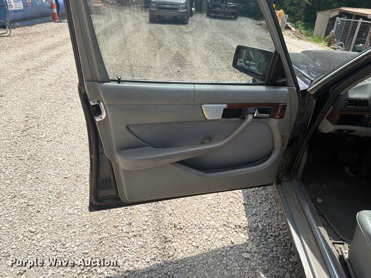 image for item EO8669 1983 Mercedes-Benz 300 