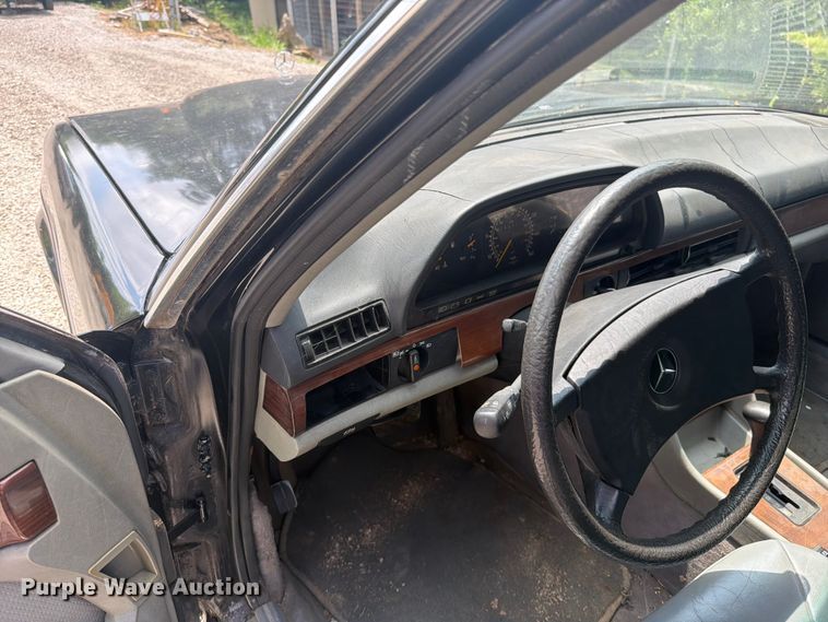 image for item EO8669 1983 Mercedes-Benz 300 