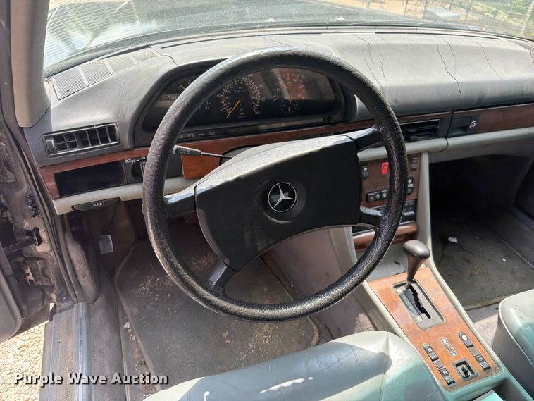 image for item EO8669 1983 Mercedes-Benz 300 