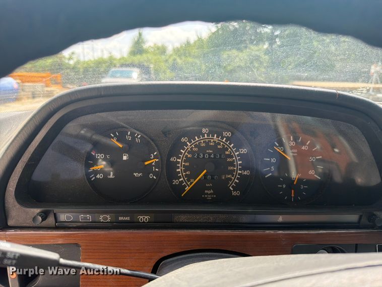 image for item EO8669 1983 Mercedes-Benz 300 