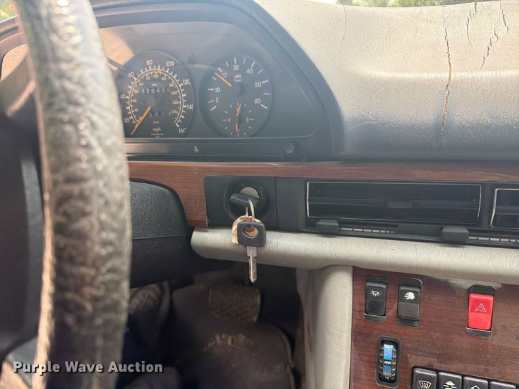 image for item EO8669 1983 Mercedes-Benz 300 