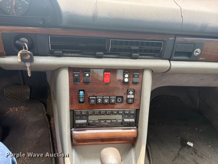 image for item EO8669 1983 Mercedes-Benz 300 