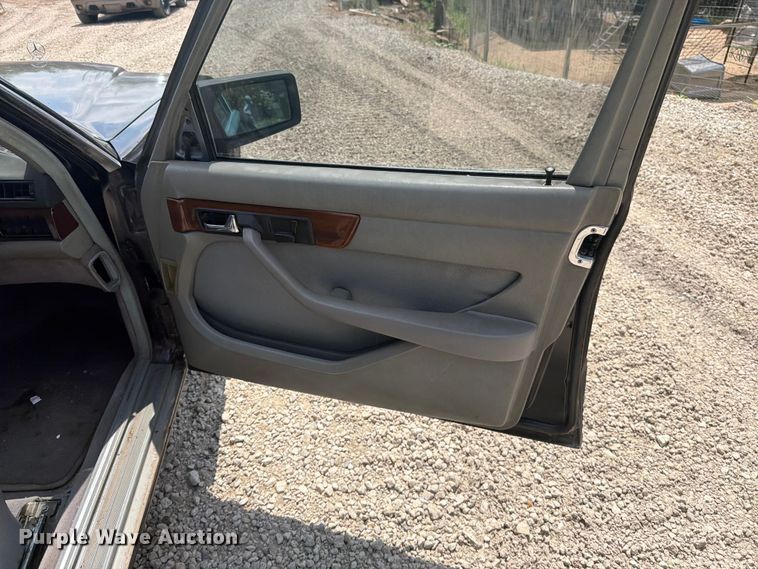 image for item EO8669 1983 Mercedes-Benz 300 