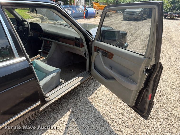 image for item EO8669 1983 Mercedes-Benz 300 