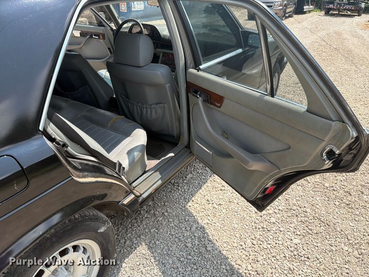 image for item EO8669 1983 Mercedes-Benz 300 