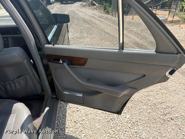 image for item EO8669 1983 Mercedes-Benz 300 