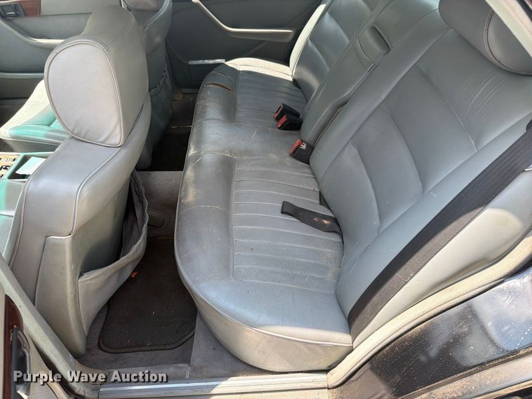 image for item EO8669 1983 Mercedes-Benz 300 