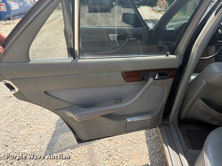 image for item EO8669 1983 Mercedes-Benz 300 