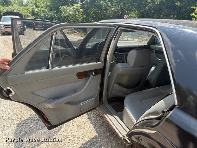 image for item EO8669 1983 Mercedes-Benz 300 