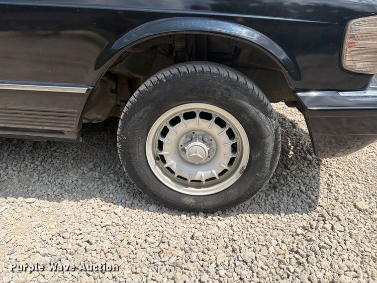 image for item EO8669 1983 Mercedes-Benz 300 