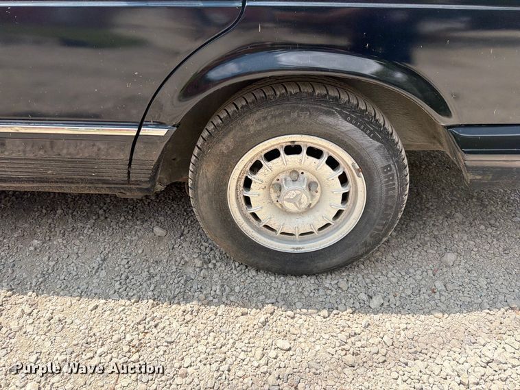 image for item EO8669 1983 Mercedes-Benz 300 