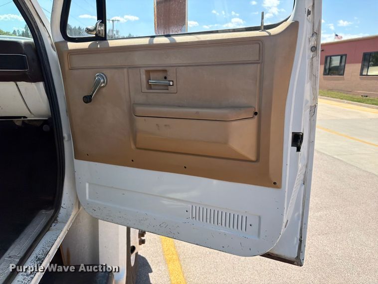 image for item ER1892 1985 GMC C7 flatbed truck