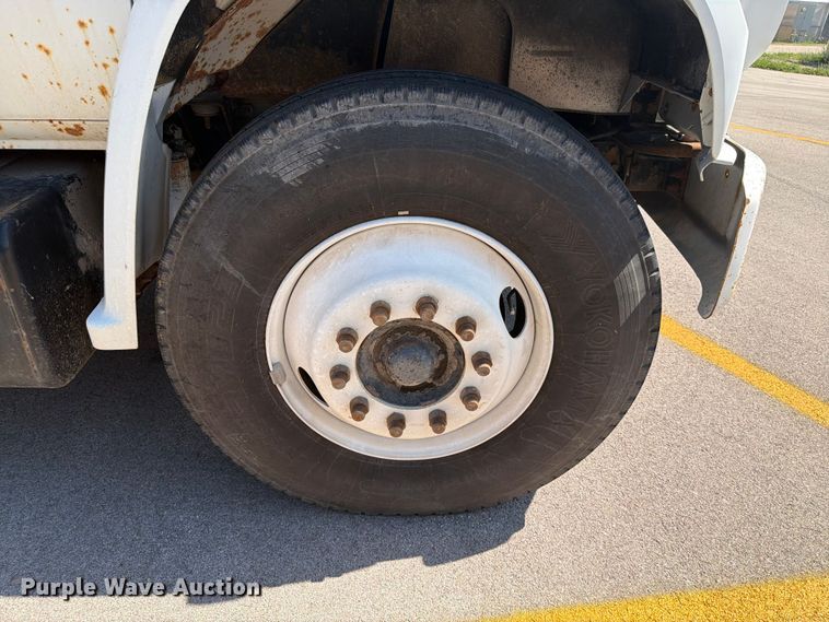 image for item ER1892 1985 GMC C7 flatbed truck