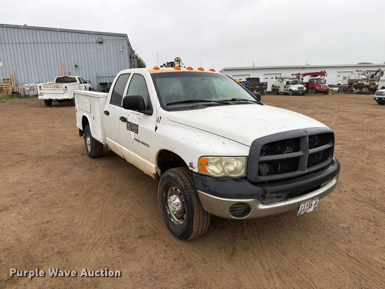 image for item ER1905 2003 Dodge Ram 3500 Ext. Cab utility bed pickup truck