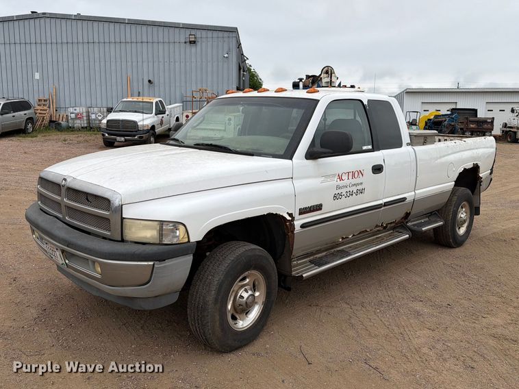 2001 Dodge Ram 2500 Ext. Cab pickup truck