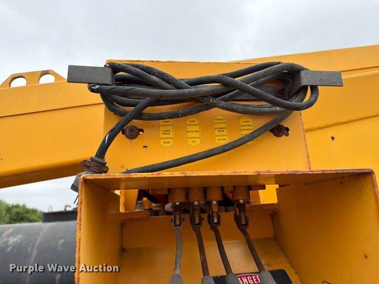 image for item ER1913 1994 GMC 3500HD bucket truck