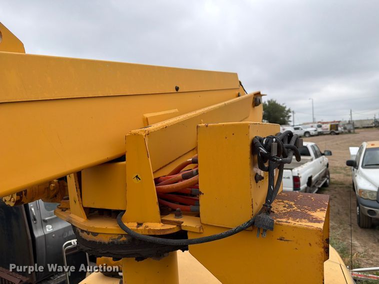 image for item ER1913 1994 GMC 3500HD bucket truck