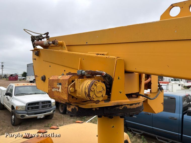image for item ER1913 1994 GMC 3500HD bucket truck