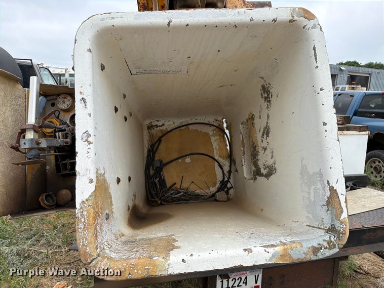image for item ER1913 1994 GMC 3500HD bucket truck