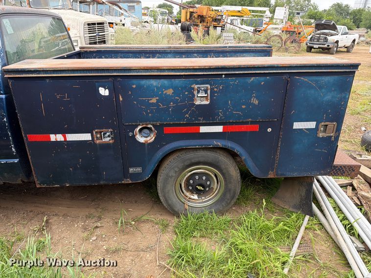 image for item ER1921 1993 Chevrolet 2500 Ext. Cab utility bed pickup truck