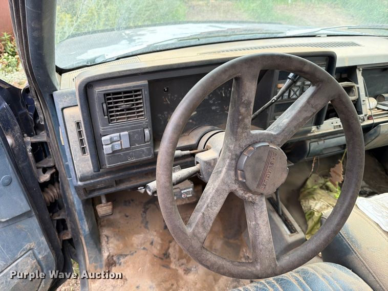 image for item ER1921 1993 Chevrolet 2500 Ext. Cab utility bed pickup truck