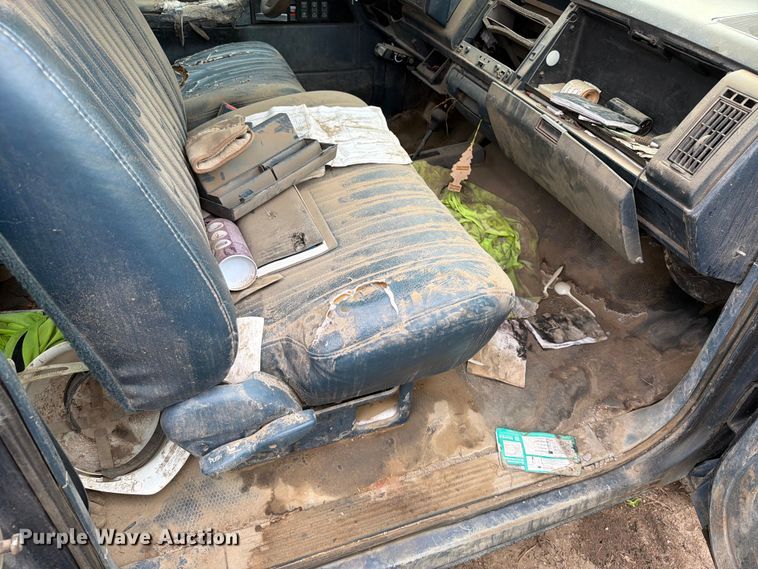image for item ER1921 1993 Chevrolet 2500 Ext. Cab utility bed pickup truck