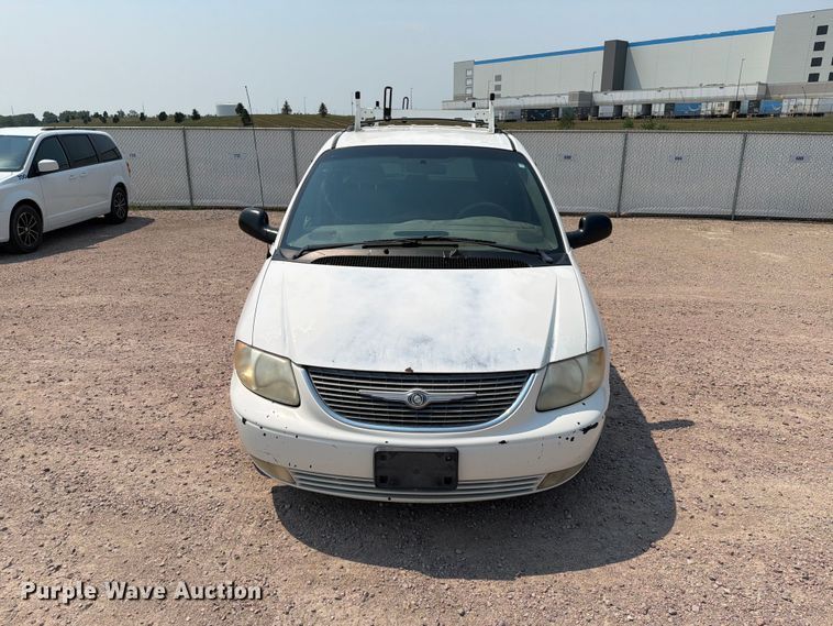 image for item ER1928 2002 Chrysler Town And Country van