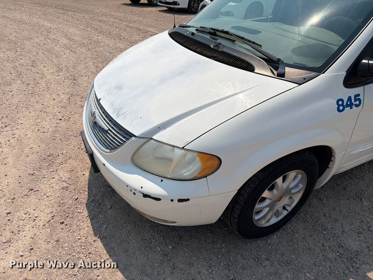 image for item ER1928 2002 Chrysler Town And Country van