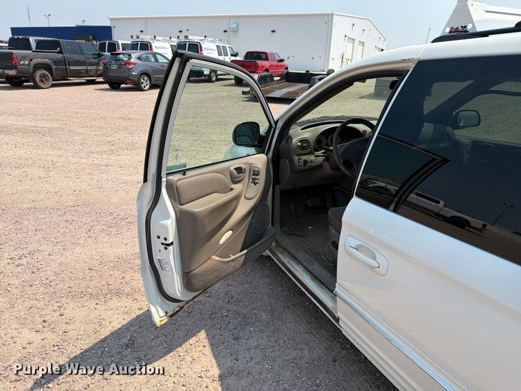 image for item ER1928 2002 Chrysler Town And Country van