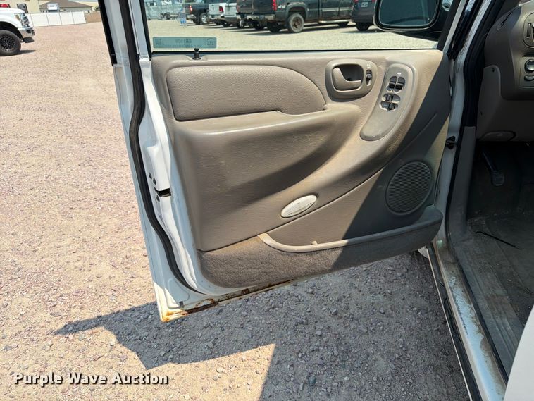 image for item ER1928 2002 Chrysler Town And Country van