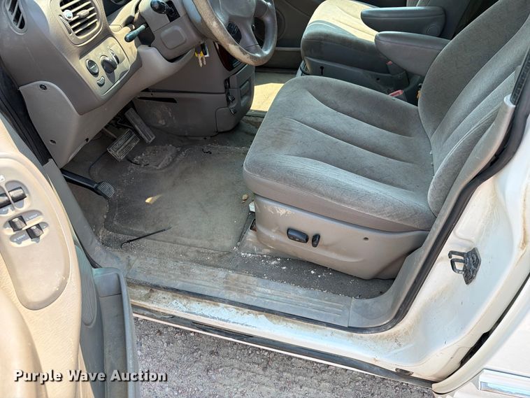image for item ER1928 2002 Chrysler Town And Country van