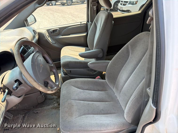image for item ER1928 2002 Chrysler Town And Country van