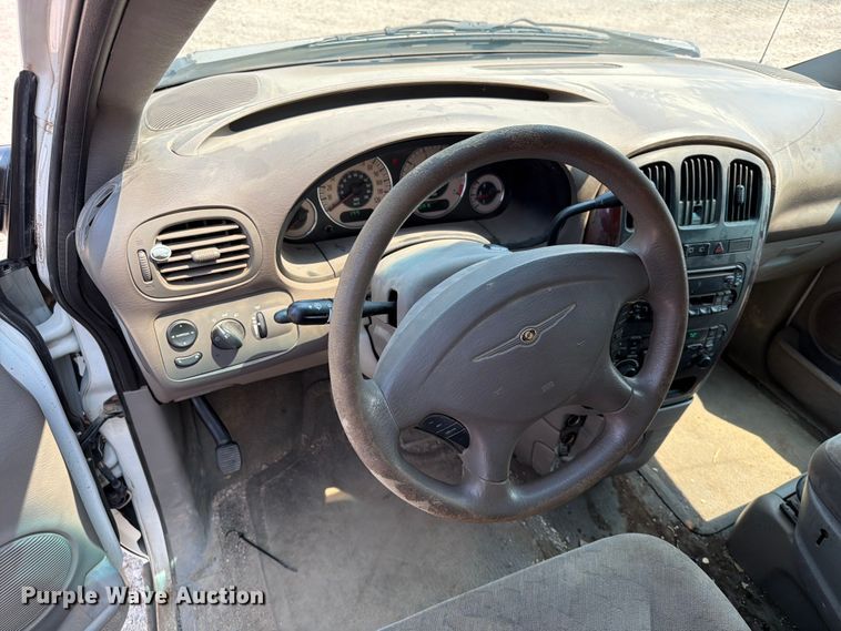 image for item ER1928 2002 Chrysler Town And Country van