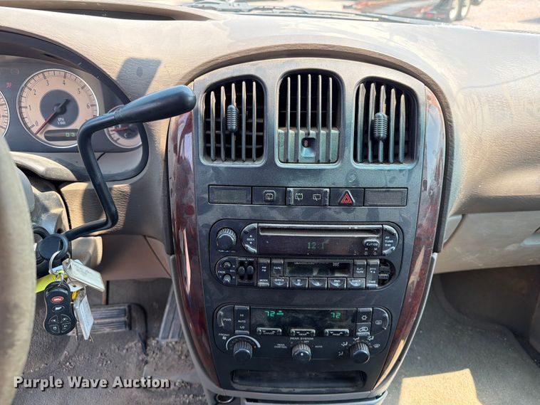 image for item ER1928 2002 Chrysler Town And Country van