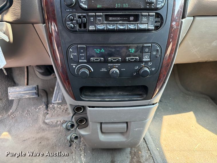 image for item ER1928 2002 Chrysler Town And Country van