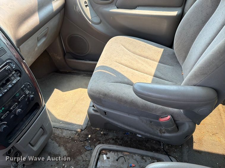 image for item ER1928 2002 Chrysler Town And Country van