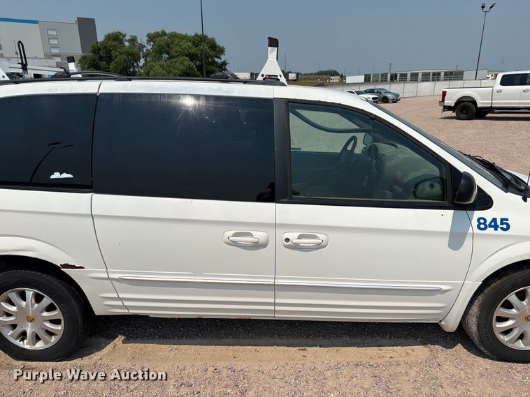 image for item ER1928 2002 Chrysler Town And Country van