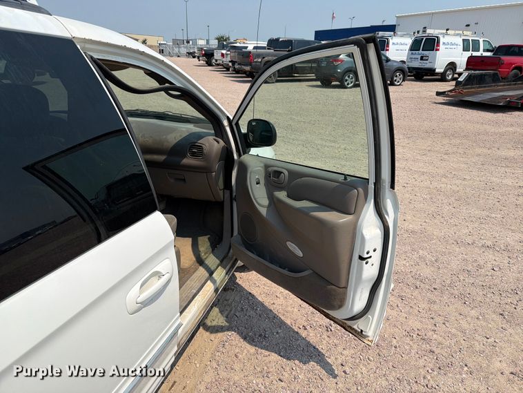 image for item ER1928 2002 Chrysler Town And Country van
