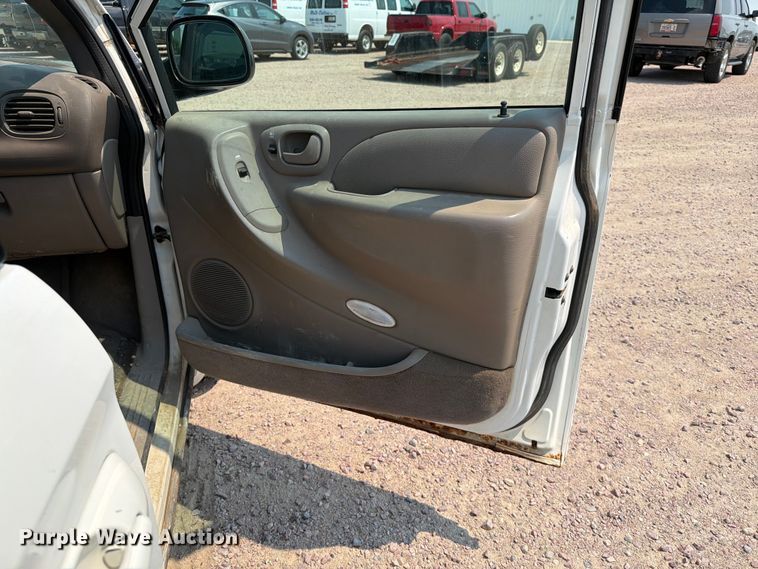image for item ER1928 2002 Chrysler Town And Country van