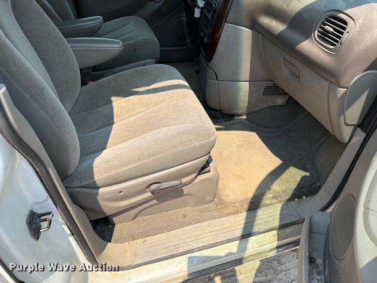 image for item ER1928 2002 Chrysler Town And Country van