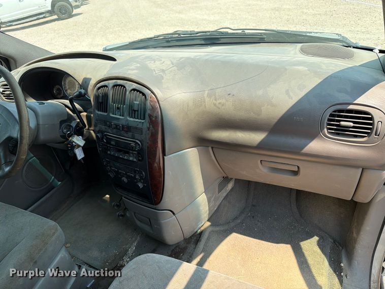 image for item ER1928 2002 Chrysler Town And Country van