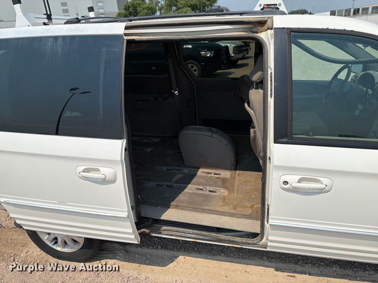 image for item ER1928 2002 Chrysler Town And Country van