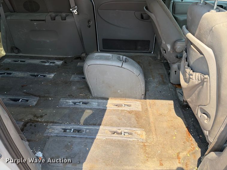 image for item ER1928 2002 Chrysler Town And Country van