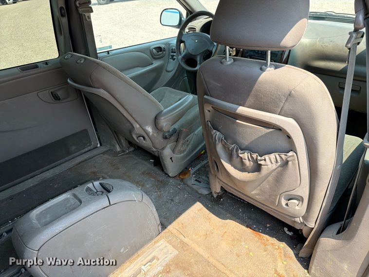 image for item ER1928 2002 Chrysler Town And Country van