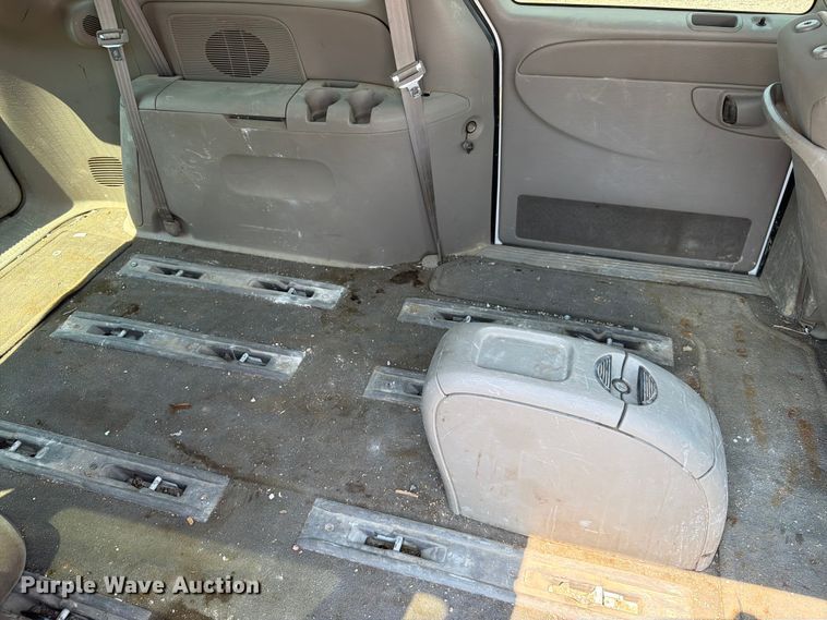 image for item ER1928 2002 Chrysler Town And Country van