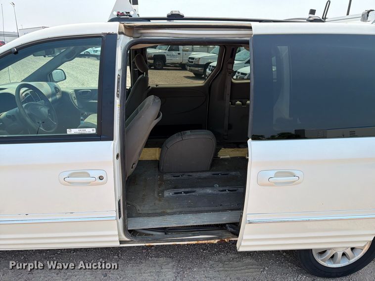 image for item ER1928 2002 Chrysler Town And Country van