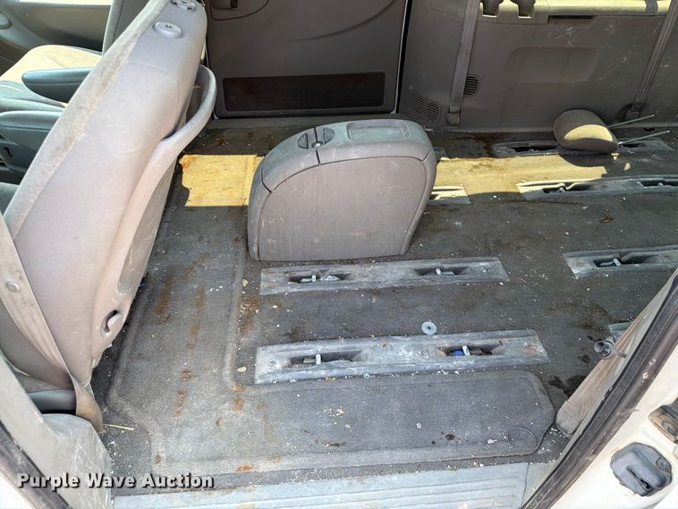 image for item ER1928 2002 Chrysler Town And Country van