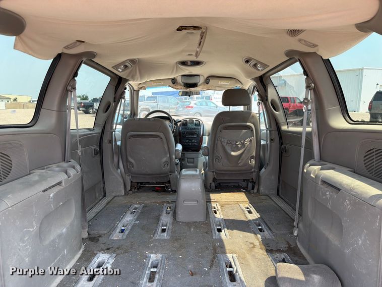image for item ER1928 2002 Chrysler Town And Country van