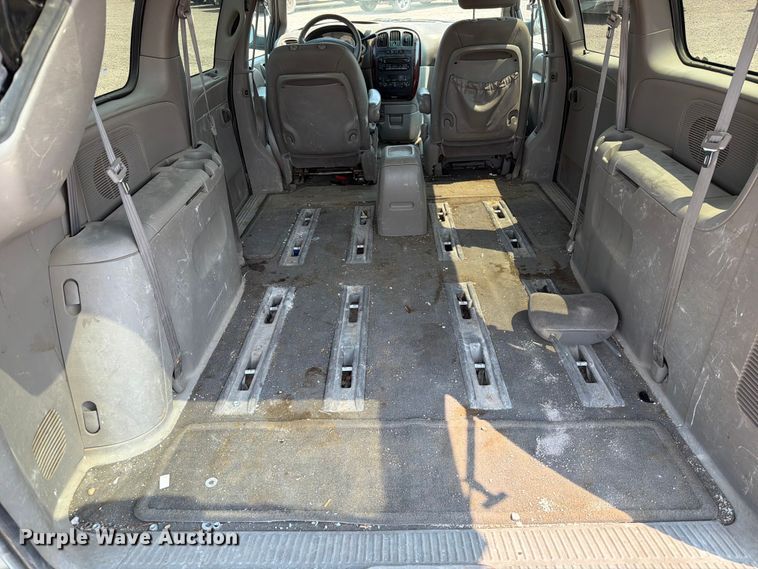 image for item ER1928 2002 Chrysler Town And Country van