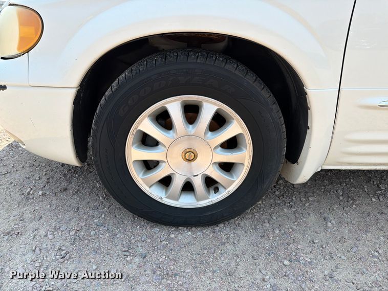 image for item ER1928 2002 Chrysler Town And Country van